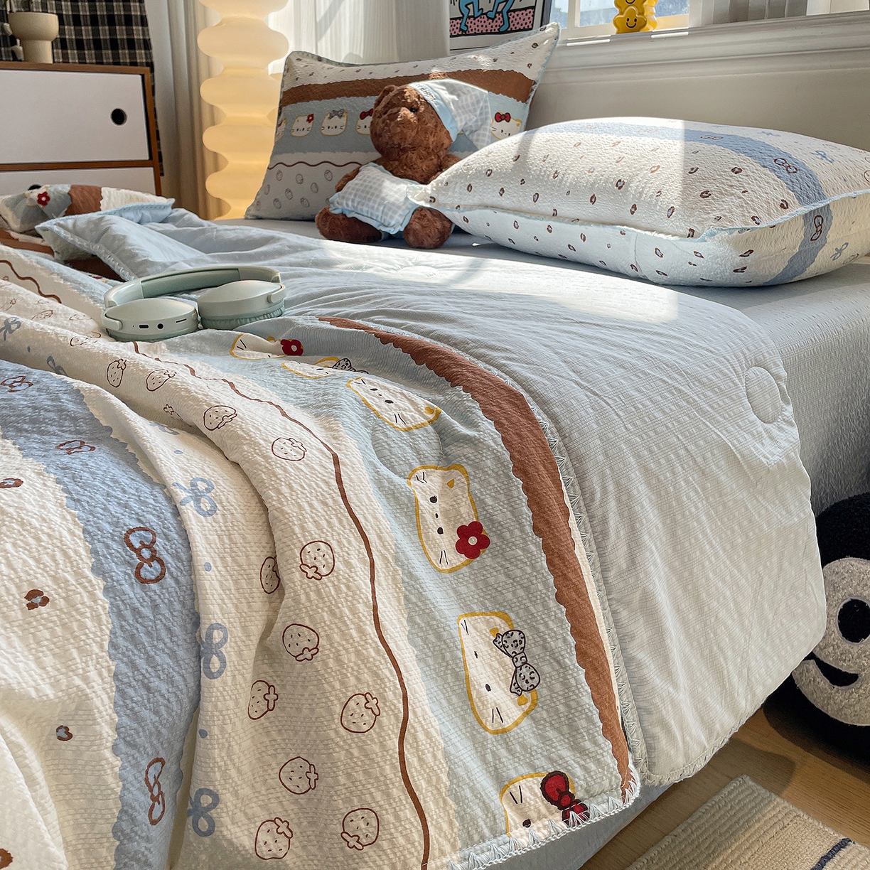 91家纺网 家纺一手货源 找家纺 奈颜 2026新款费尔岛云柔泡芙纱A类贝壳边夏被四件套-提供买家秀 可可小猫