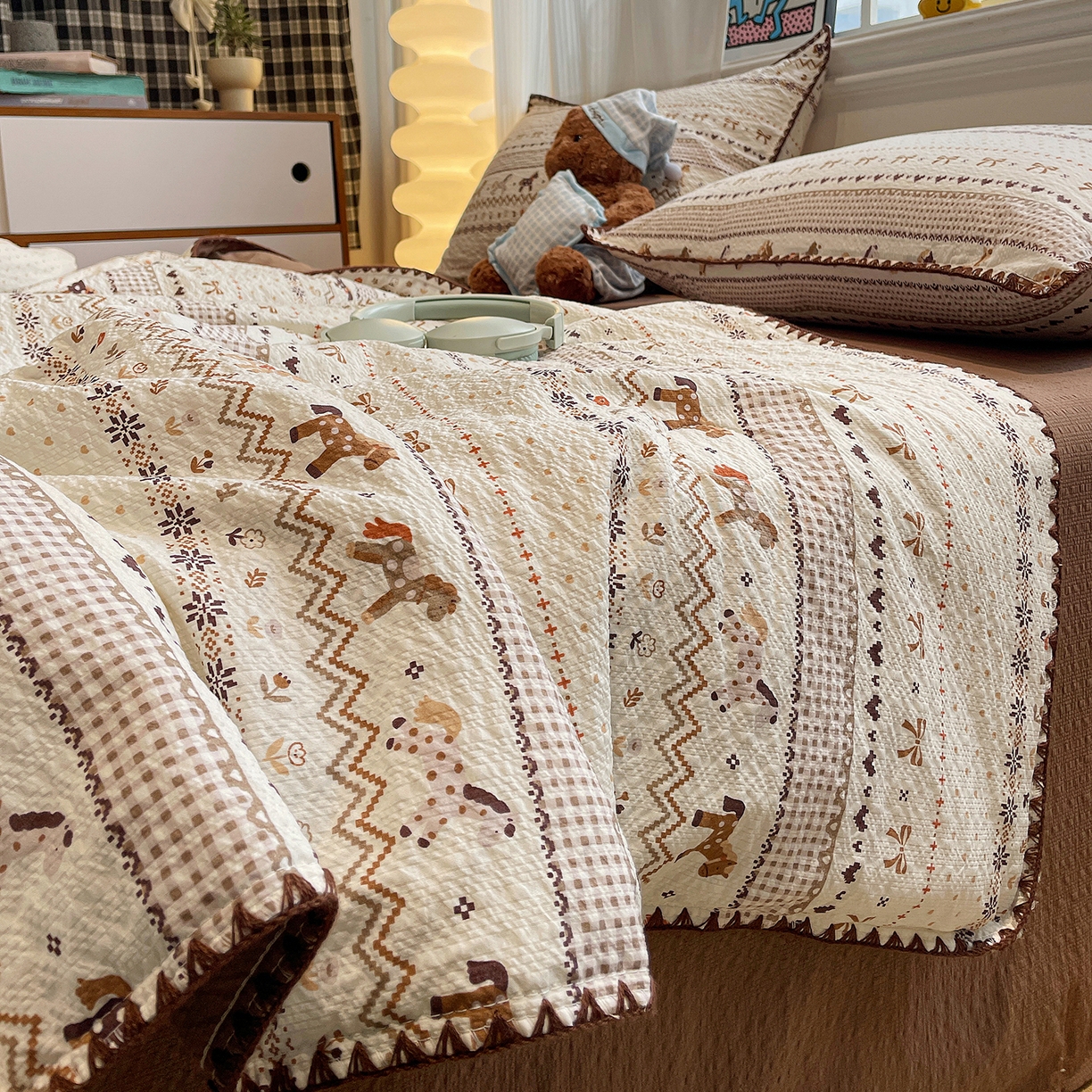 91家纺网 家纺一手货源 找家纺 奈颜 2026新款费尔岛云柔泡芙纱A类贝壳边夏被四件套-提供买家秀 栗色小马