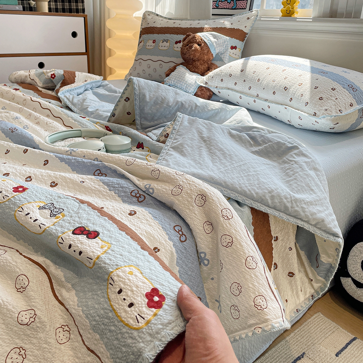 91家纺网 家纺一手货源 找家纺 奈颜 2026新款费尔岛云柔泡芙纱A类贝壳边夏被四件套-提供买家秀 可可小猫