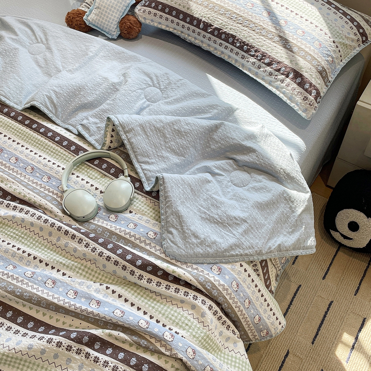 91家纺网 家纺一手货源 找家纺 奈颜 2026新款费尔岛云柔泡芙纱A类贝壳边夏被四件套-提供买家秀 猫咪集-蓝