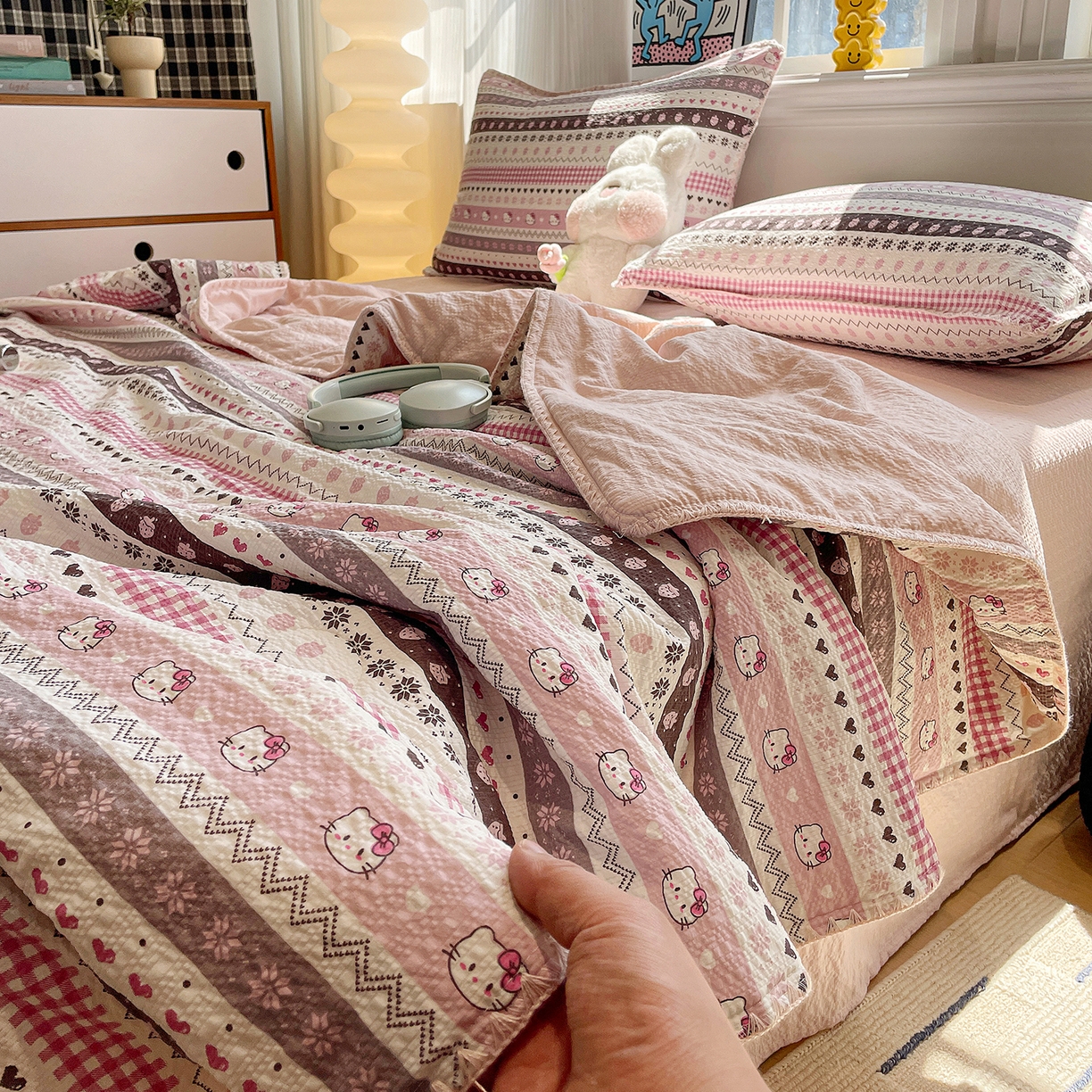 91家纺网 家纺一手货源 找家纺 奈颜 2026新款费尔岛云柔泡芙纱A类贝壳边夏被四件套-提供买家秀 猫咪集-粉