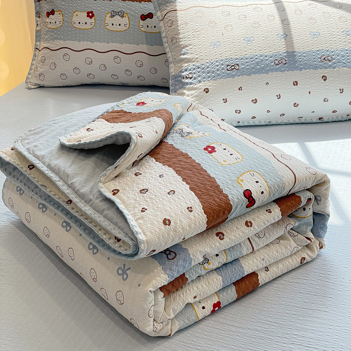 91家纺网 家纺一手货源 找家纺 奈颜 2026新款费尔岛云柔泡芙纱A类贝壳边夏被四件套-提供买家秀 可可小猫