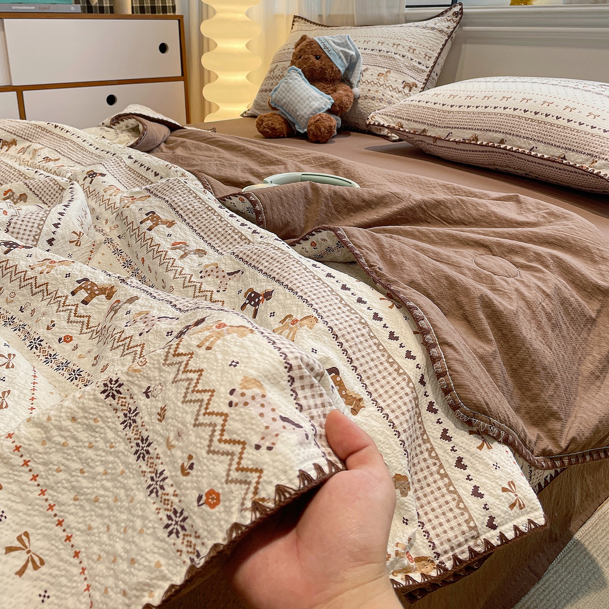 91家纺网 家纺一手货源 找家纺 奈颜 2026新款费尔岛云柔泡芙纱A类贝壳边夏被四件套-提供买家秀 栗色小马