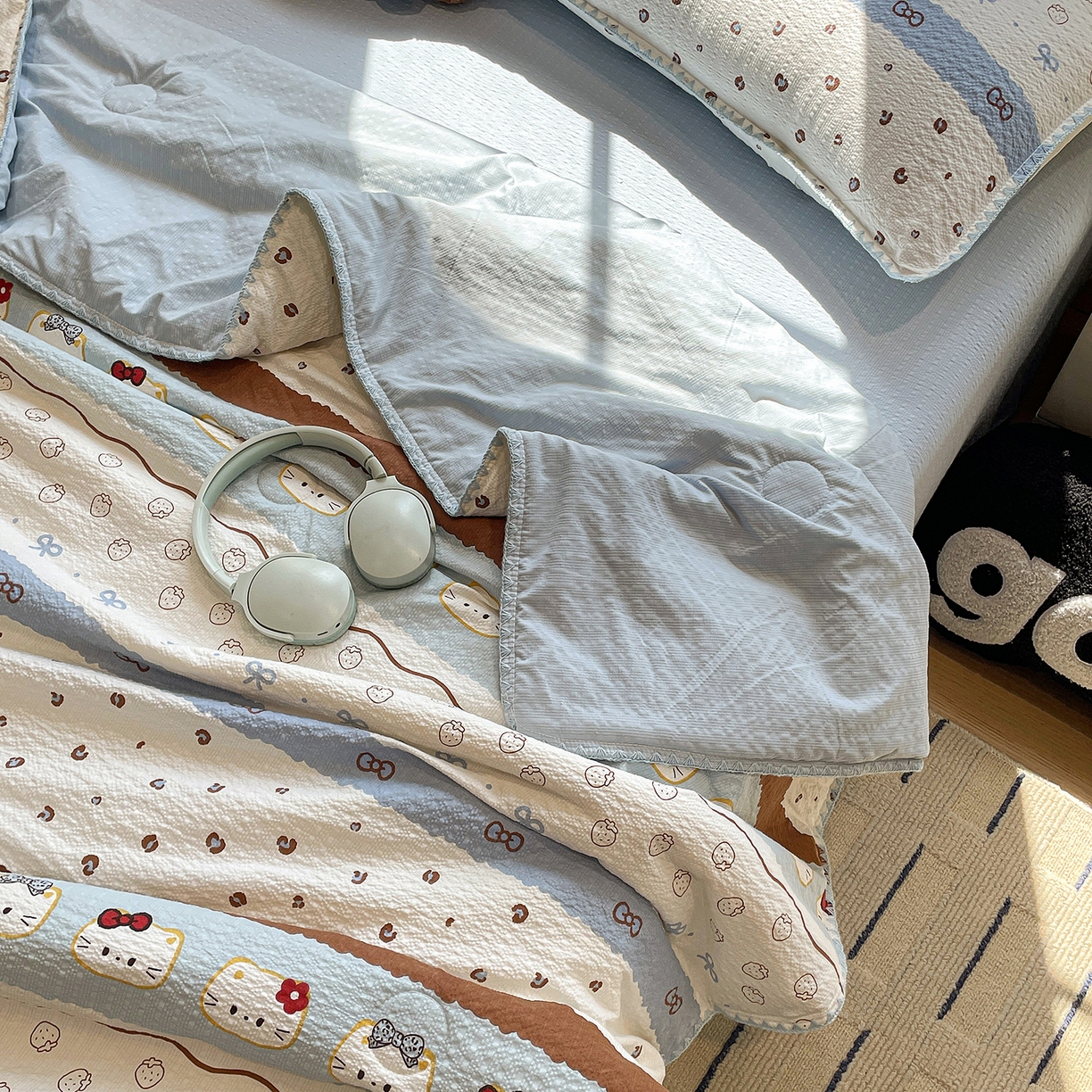 91家纺网 家纺一手货源 找家纺 奈颜 2026新款费尔岛云柔泡芙纱A类贝壳边夏被四件套-提供买家秀 可可小猫