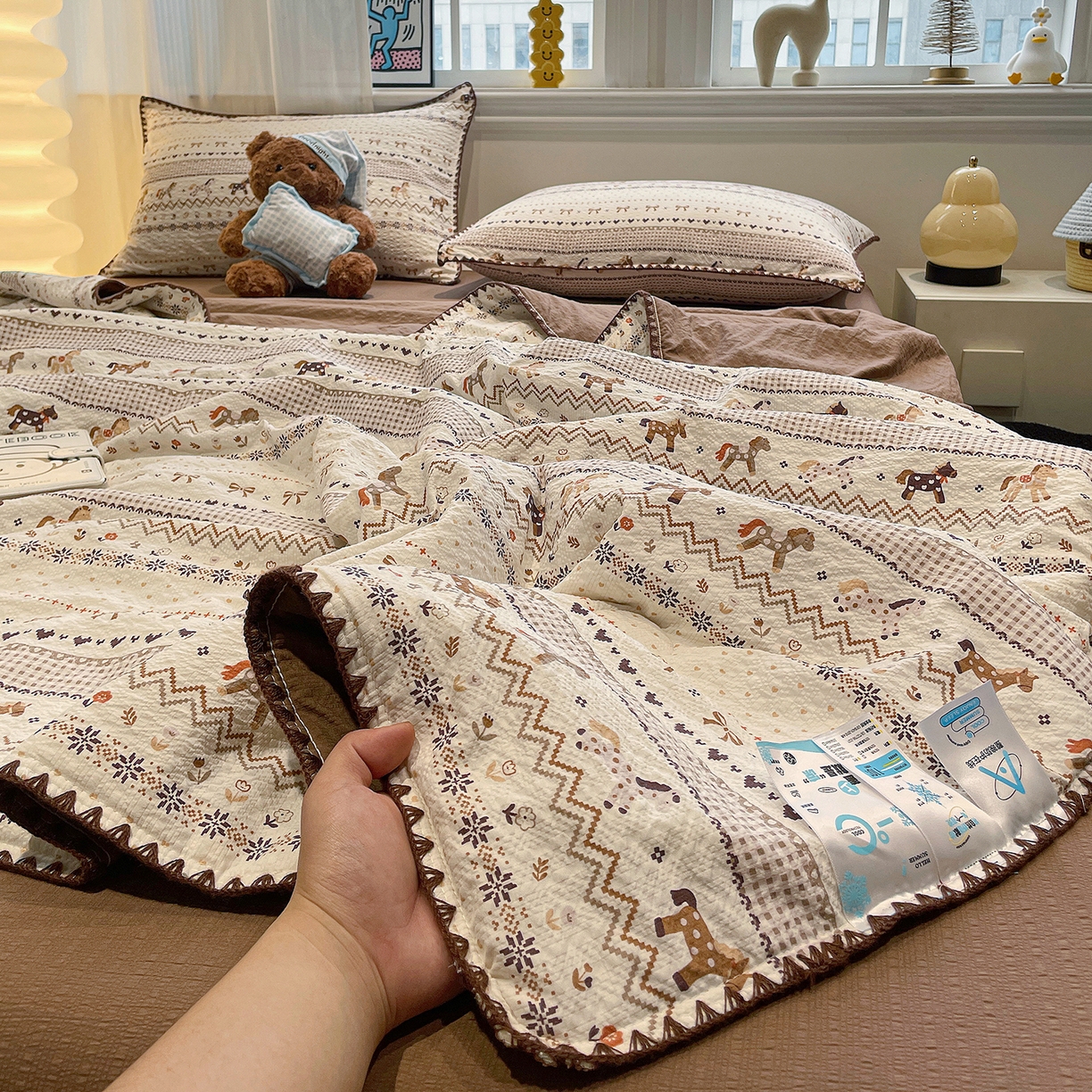 91家纺网 家纺一手货源 找家纺 奈颜 2026新款费尔岛云柔泡芙纱A类贝壳边夏被四件套-提供买家秀 栗色小马