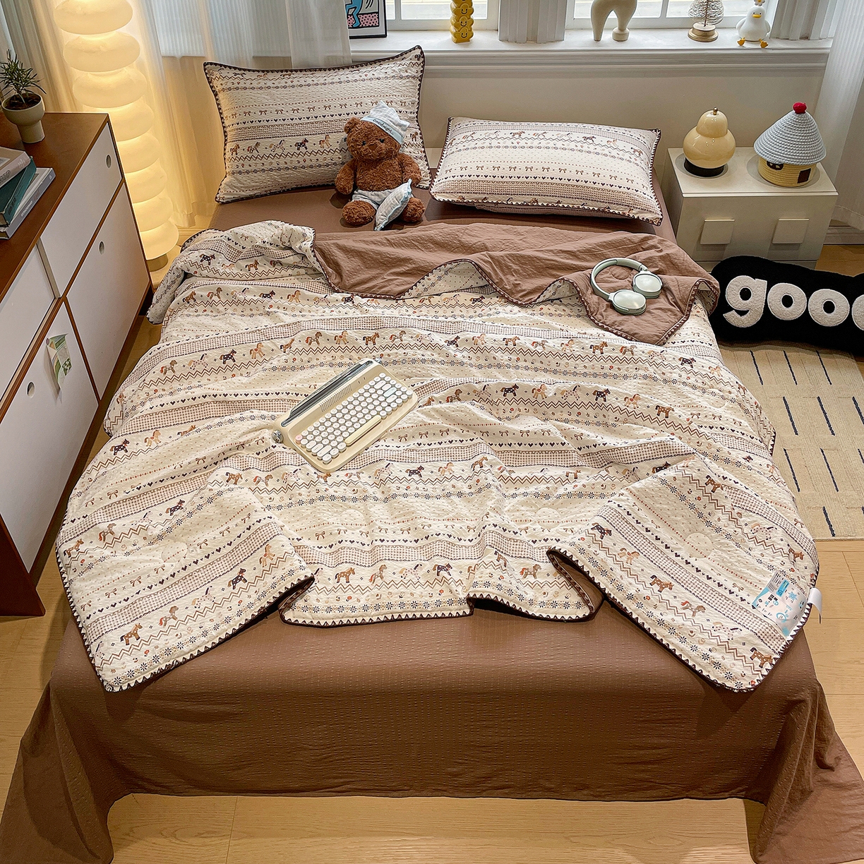 91家纺网 家纺一手货源 找家纺 奈颜 2026新款费尔岛云柔泡芙纱A类贝壳边夏被四件套-提供买家秀 栗色小马