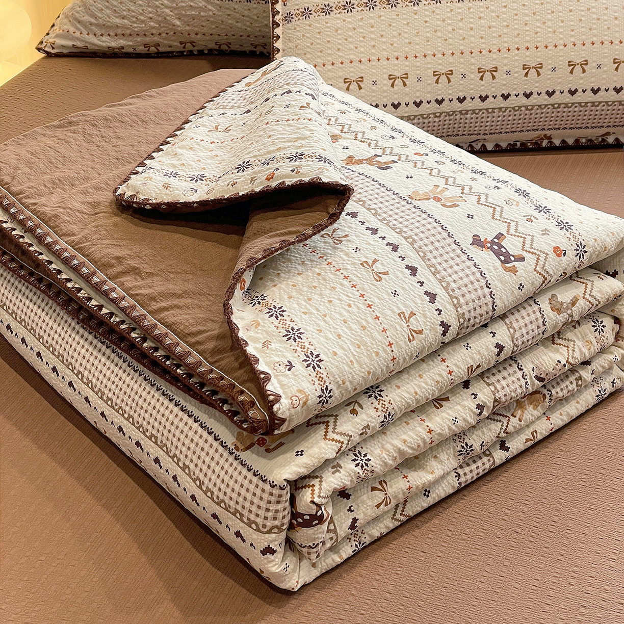 91家纺网 家纺一手货源 找家纺 奈颜 2026新款费尔岛云柔泡芙纱A类贝壳边夏被四件套-提供买家秀 栗色小马