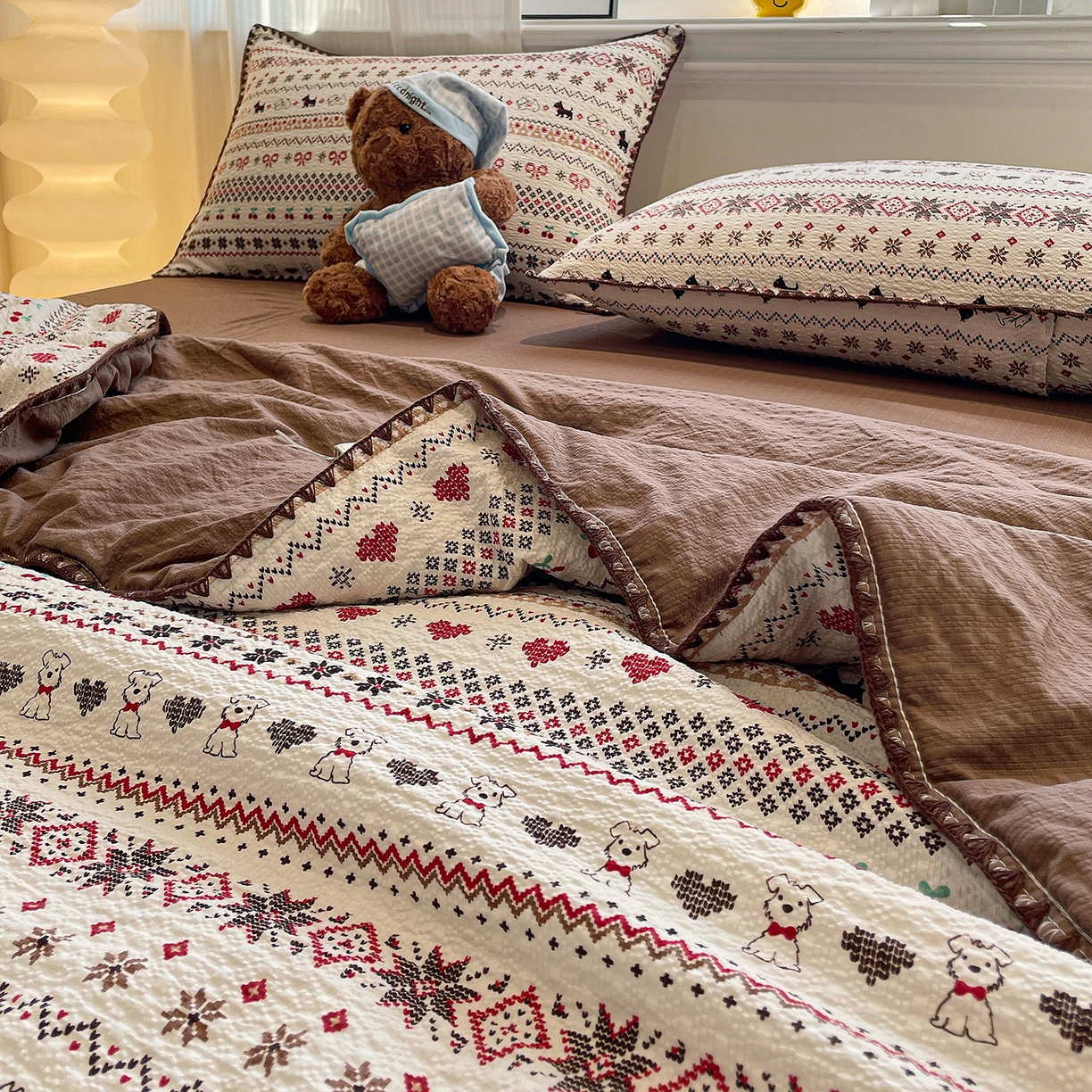 91家纺网 家纺一手货源 找家纺 奈颜 2026新款费尔岛云柔泡芙纱A类贝壳边夏被四件套-提供买家秀 调皮奶狗