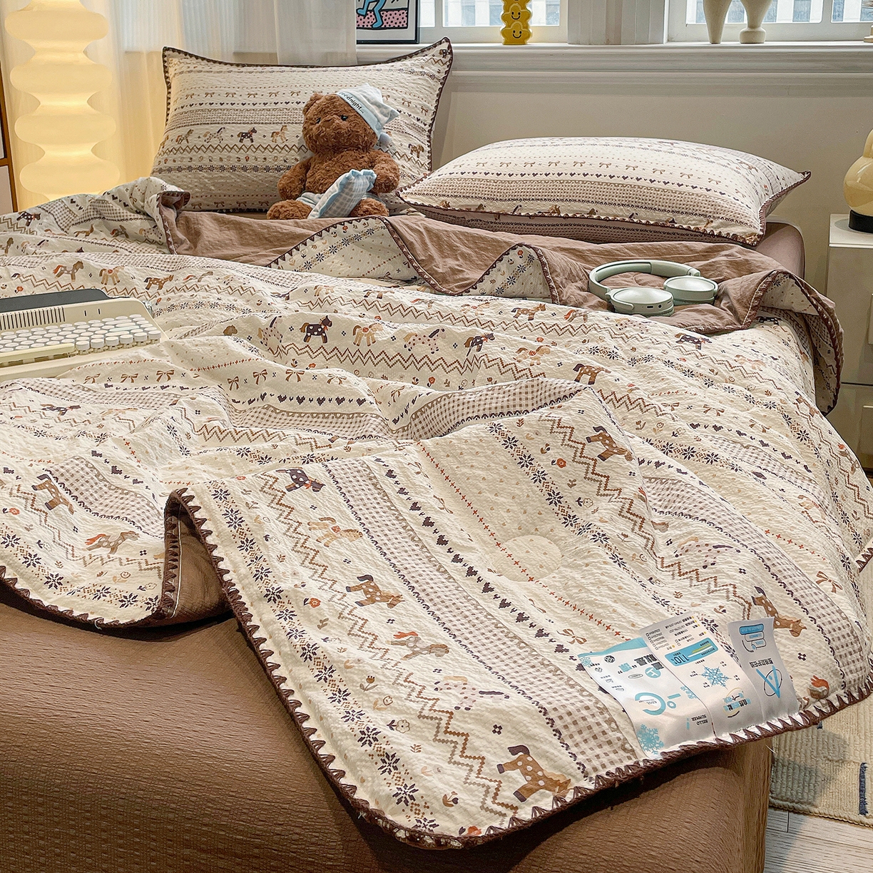 91家纺网 家纺一手货源 找家纺 奈颜 2026新款费尔岛云柔泡芙纱A类贝壳边夏被四件套-提供买家秀 栗色小马