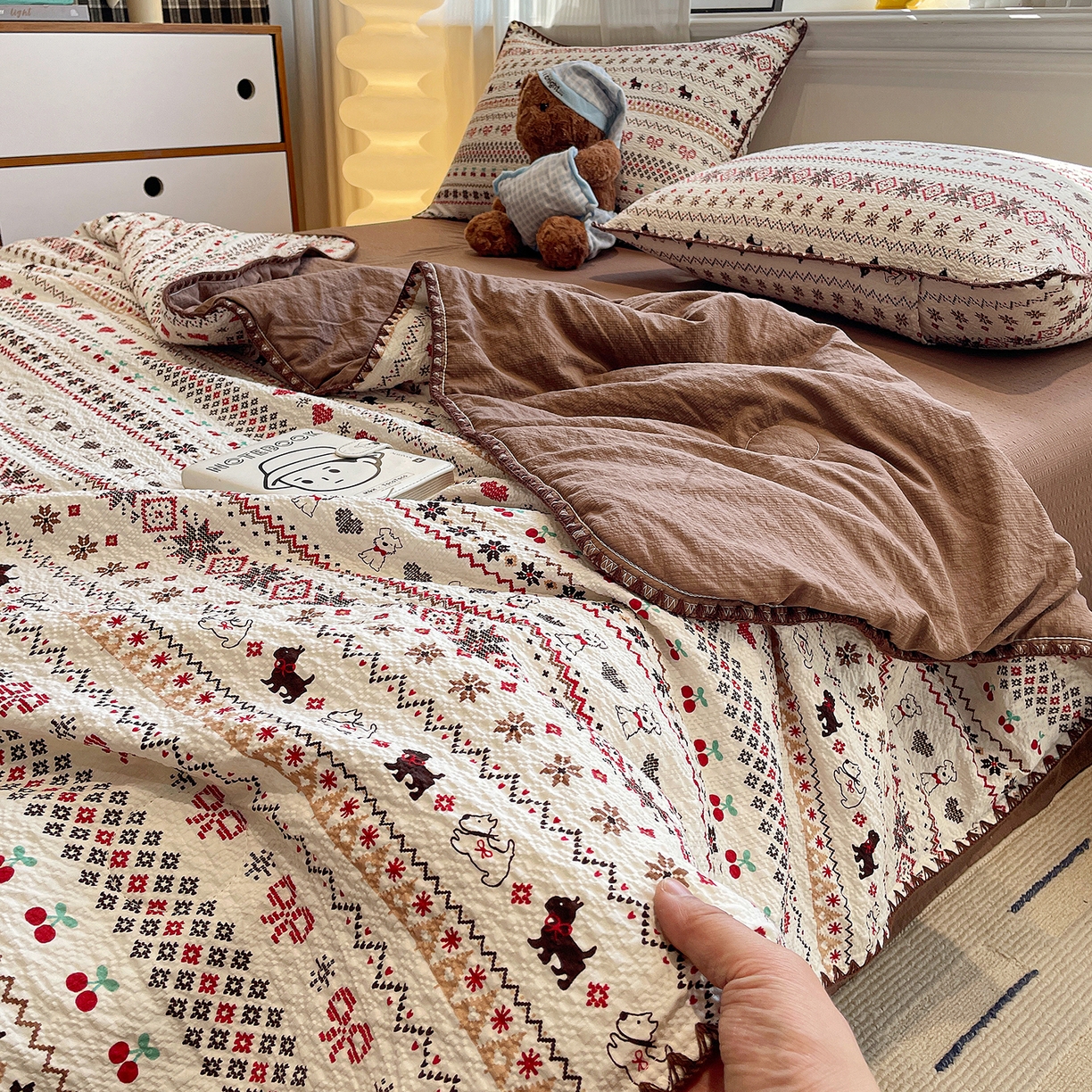 91家纺网 家纺一手货源 找家纺 奈颜 2026新款费尔岛云柔泡芙纱A类贝壳边夏被四件套-提供买家秀 调皮奶狗