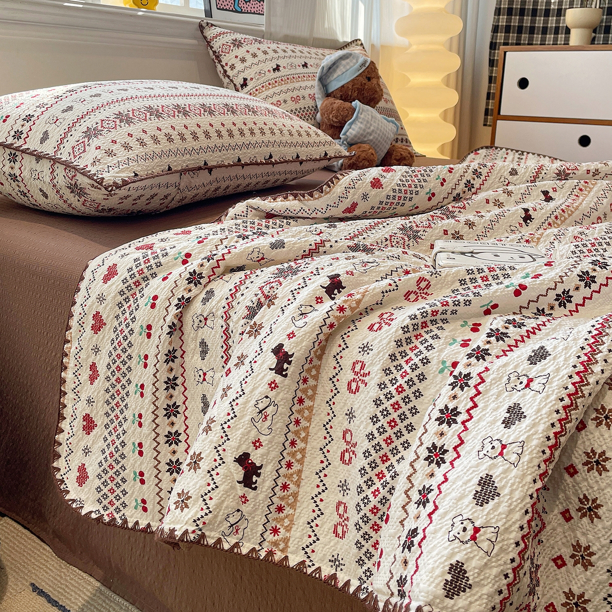 91家纺网 家纺一手货源 找家纺 奈颜 2026新款费尔岛云柔泡芙纱A类贝壳边夏被四件套-提供买家秀 调皮奶狗