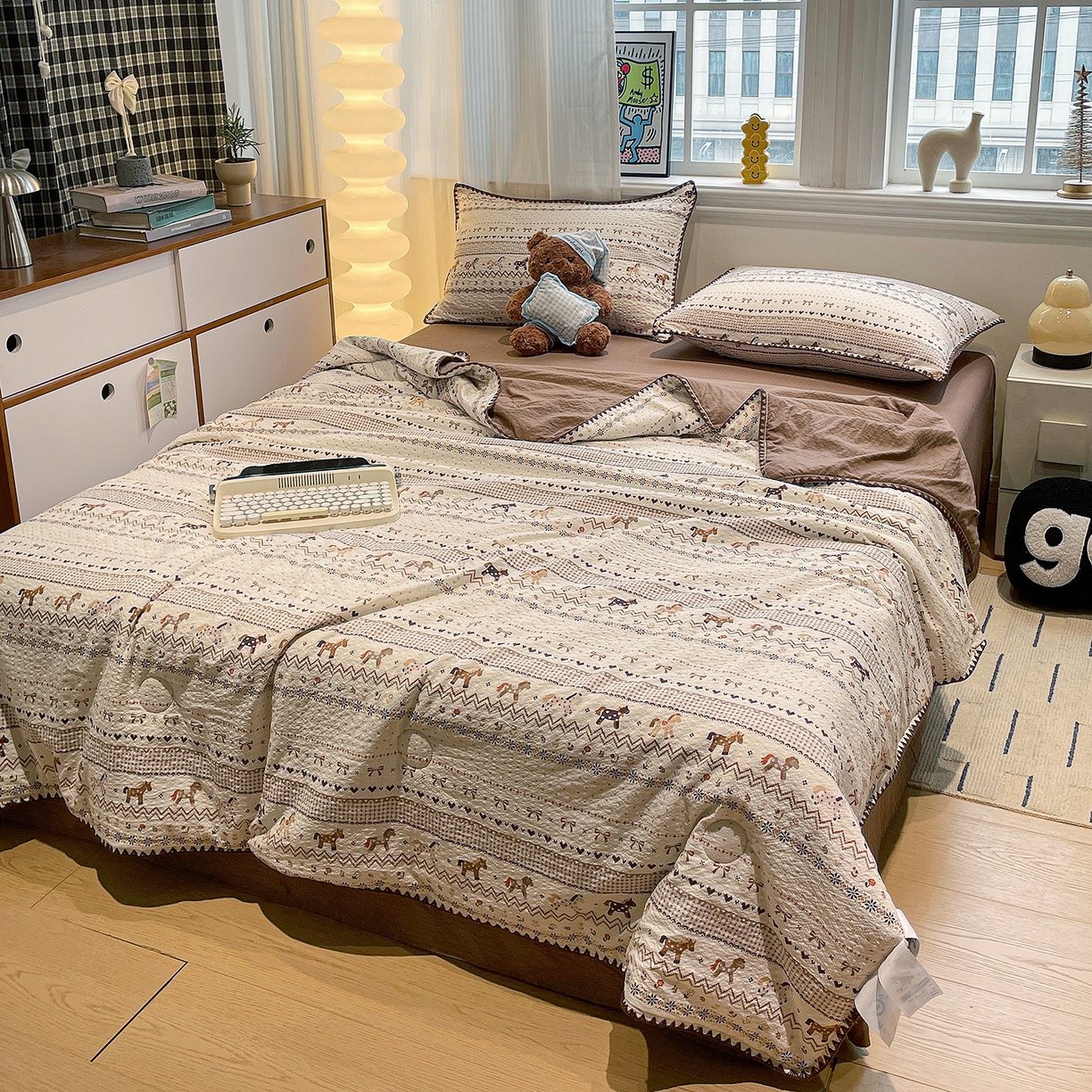 91家纺网 家纺一手货源 找家纺 奈颜 2026新款费尔岛云柔泡芙纱A类贝壳边夏被四件套-提供买家秀 栗色小马