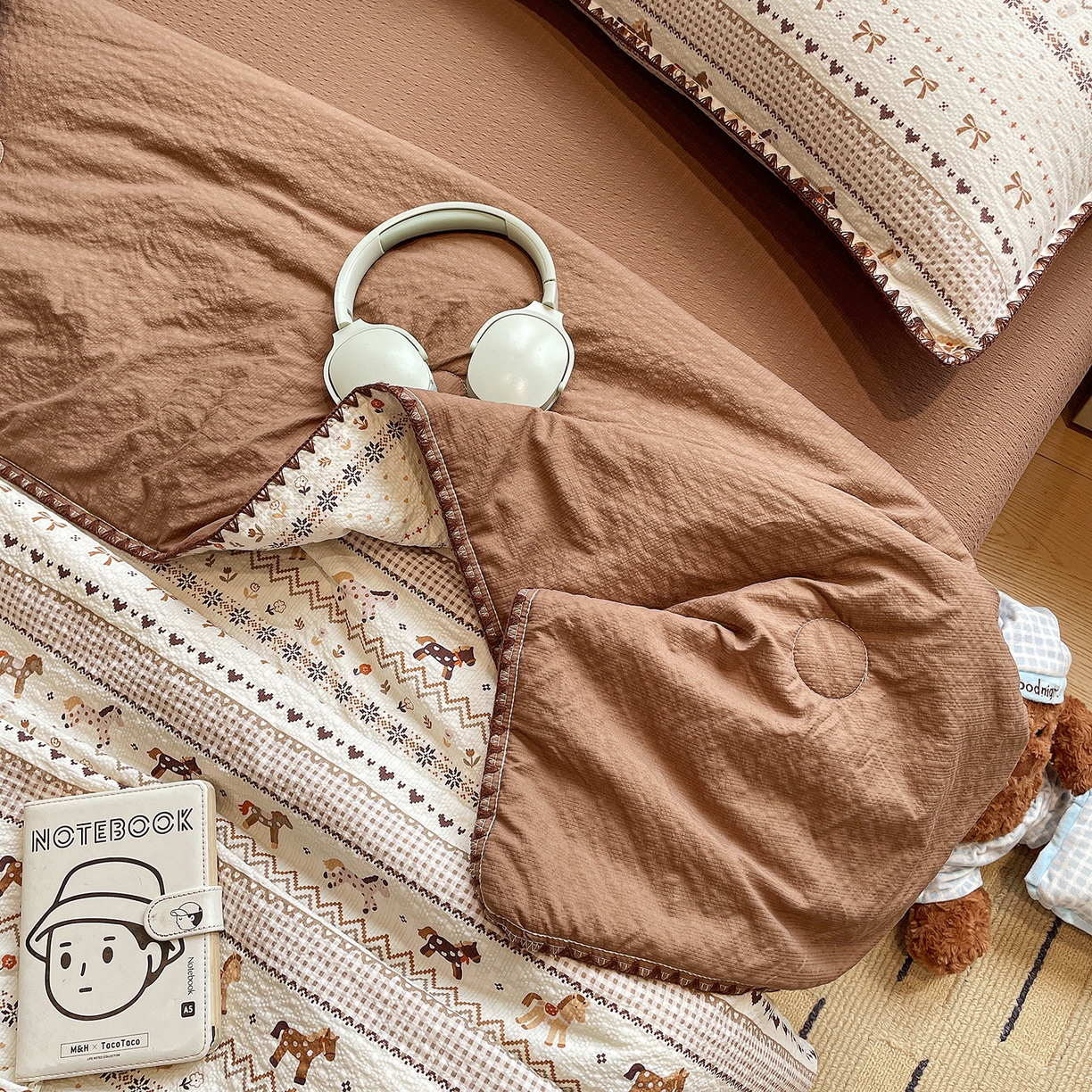 91家纺网 家纺一手货源 找家纺 奈颜 2026新款费尔岛云柔泡芙纱A类贝壳边夏被四件套-提供买家秀 栗色小马