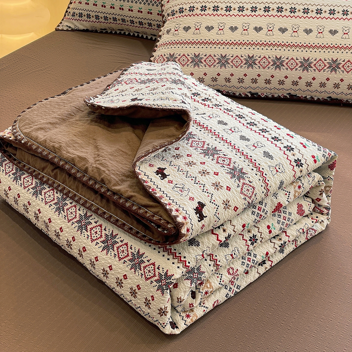 91家纺网 家纺一手货源 找家纺 奈颜 2026新款费尔岛云柔泡芙纱A类贝壳边夏被四件套-提供买家秀 调皮奶狗