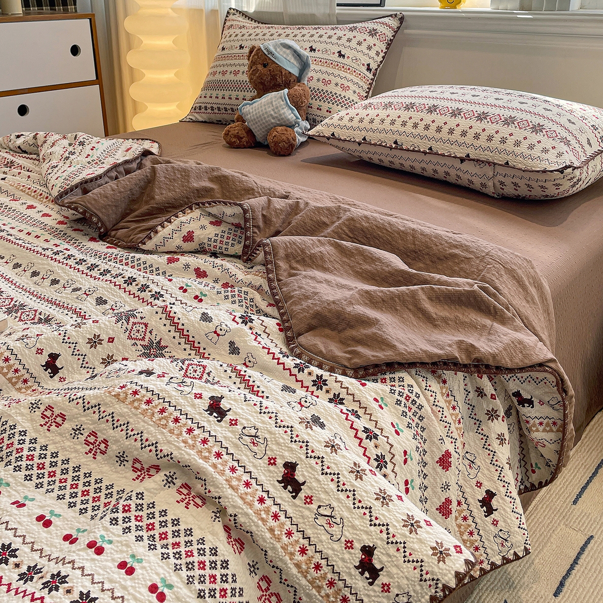 91家纺网 家纺一手货源 找家纺 奈颜 2026新款费尔岛云柔泡芙纱A类贝壳边夏被四件套-提供买家秀 调皮奶狗