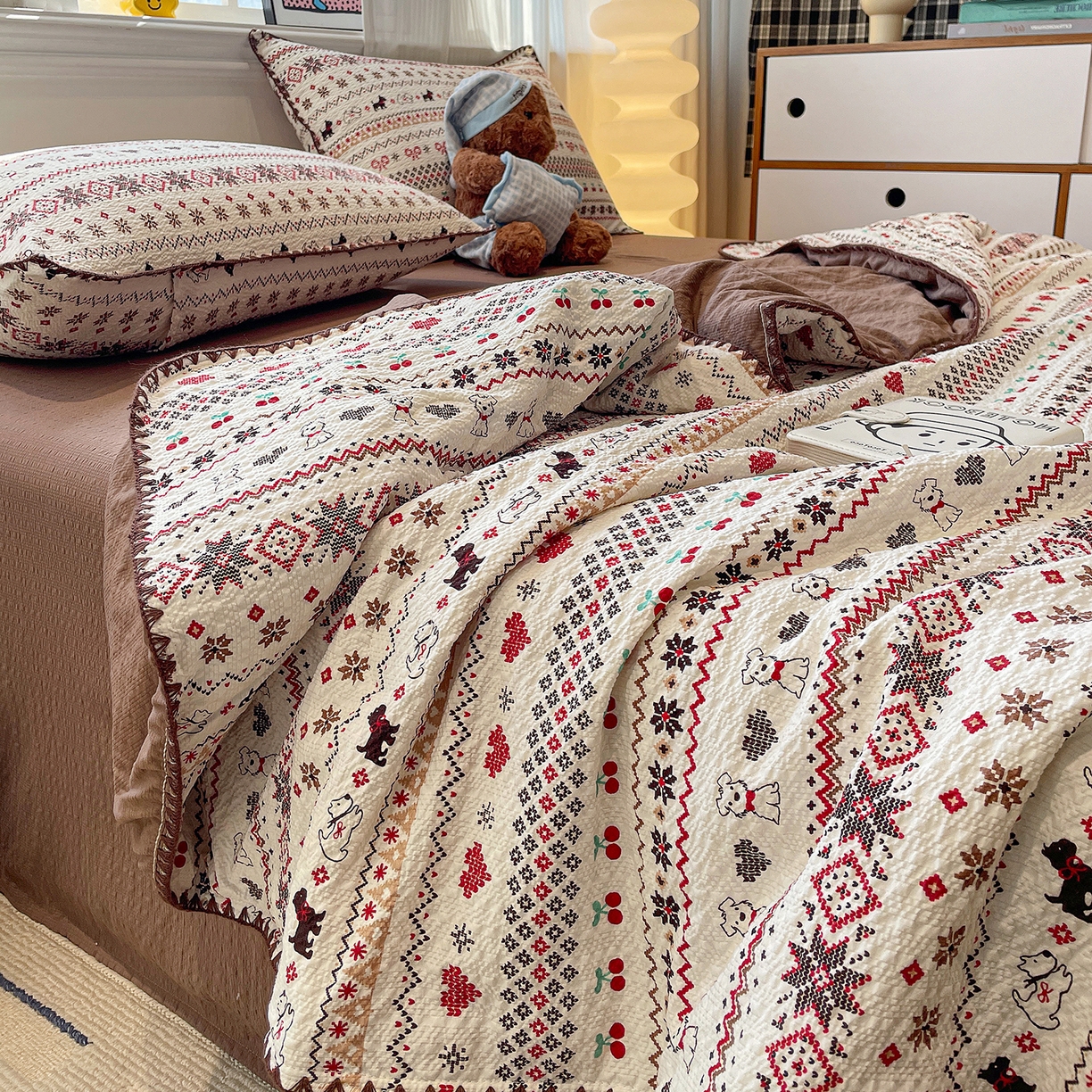 91家纺网 家纺一手货源 找家纺 奈颜 2026新款费尔岛云柔泡芙纱A类贝壳边夏被四件套-提供买家秀 调皮奶狗