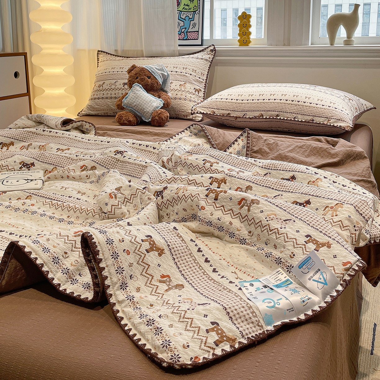 91家纺网 家纺一手货源 找家纺 奈颜 2026新款费尔岛云柔泡芙纱A类贝壳边夏被四件套-提供买家秀 栗色小马