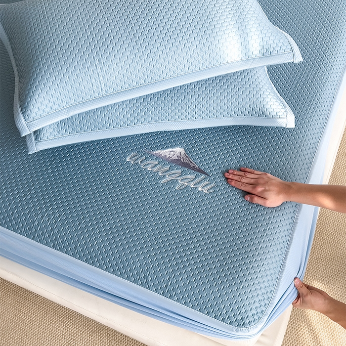 91家纺网 家纺一手货源 找家纺 人人爱家纺 2026新款冰豆豆刺绣软凉席床笠 富士山-水蓝