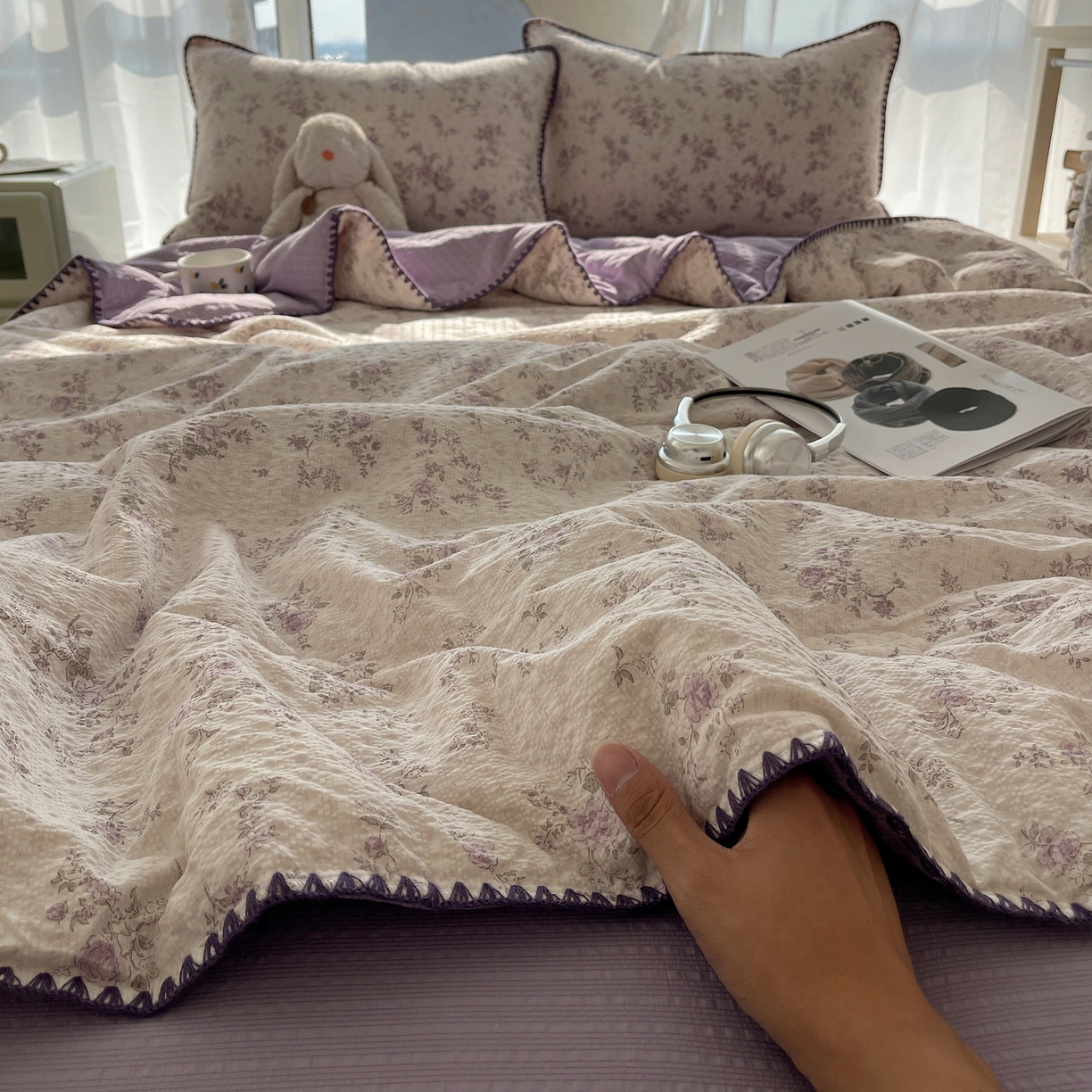 91家纺网 家纺一手货源 找家纺 几禾 2026春夏新款泡芙纱贝壳边夏被夏凉被空调被四件套 欧包-柔紫碎花屿