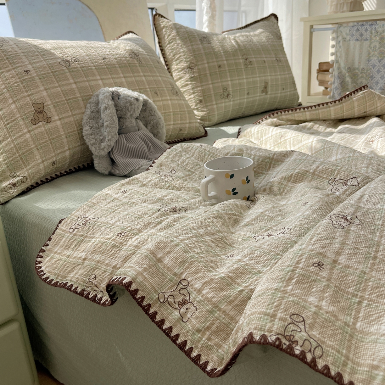 91家纺网 家纺一手货源 找家纺 几禾 2026春夏新款泡芙纱贝壳边夏被夏凉被空调被四件套 欧包-青棕格纹熊