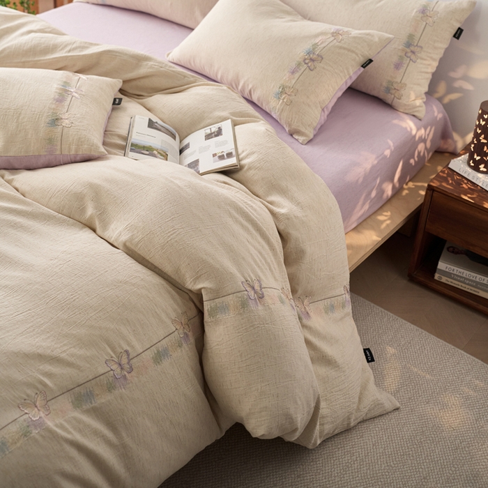 91家纺网 家纺一手货源 找家纺 卡姿家纺 2026春夏天丝棉麻裸感超柔四件套— 梦蝶 梦蝶米白