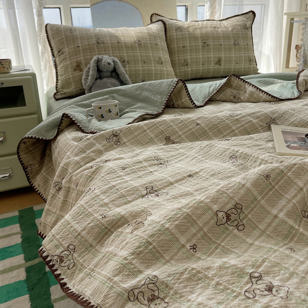 91家纺网 家纺一手货源 找家纺 几禾 2026春夏新款泡芙纱贝壳边夏被夏凉被空调被四件套 欧包-青棕格纹熊