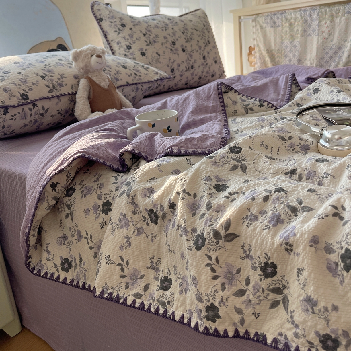 91家纺网 家纺一手货源 找家纺 几禾 2026春夏新款泡芙纱贝壳边夏被夏凉被空调被四件套 欧包-小猫秘境紫