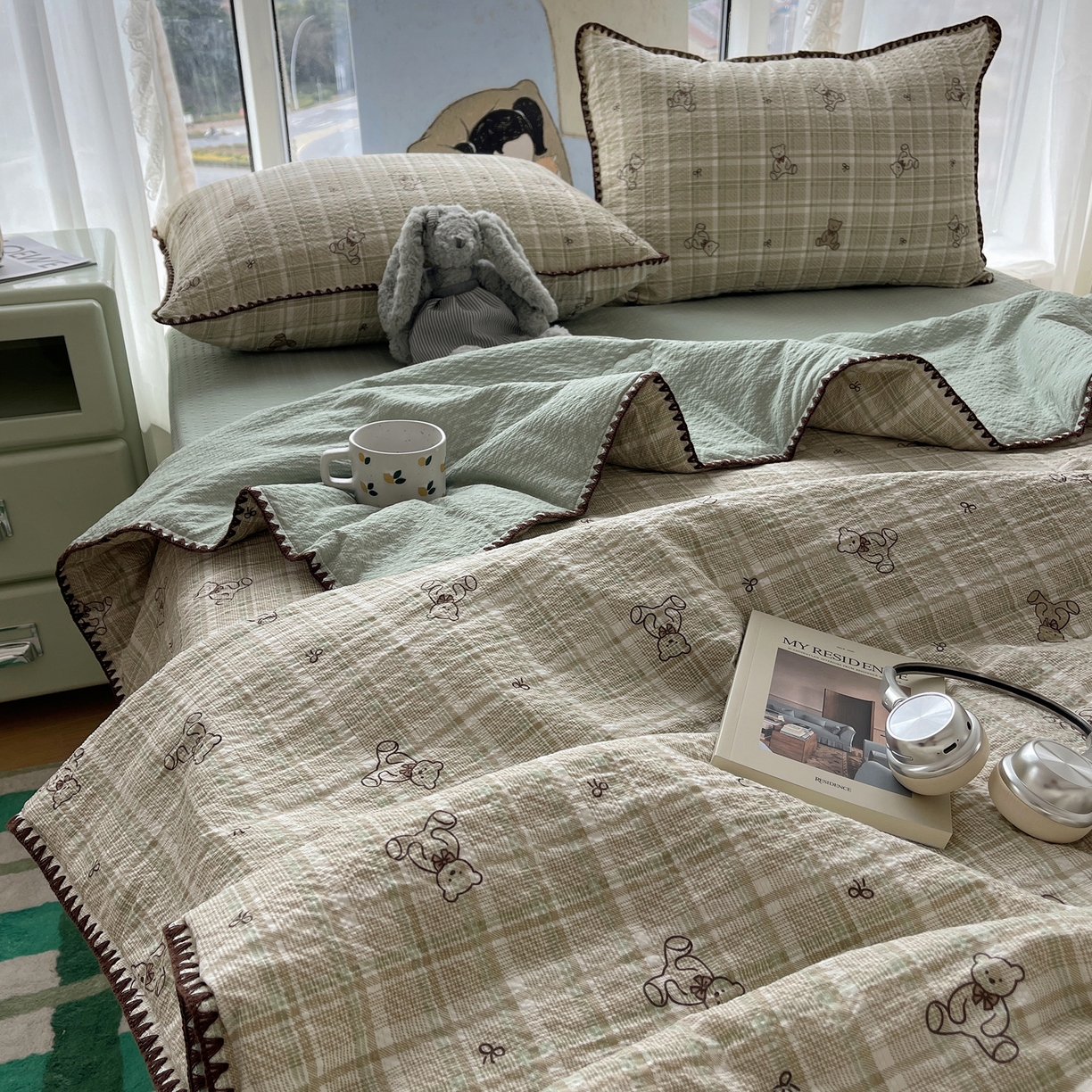 91家纺网 家纺一手货源 找家纺 几禾 2026春夏新款泡芙纱贝壳边夏被夏凉被空调被四件套 欧包-青棕格纹熊