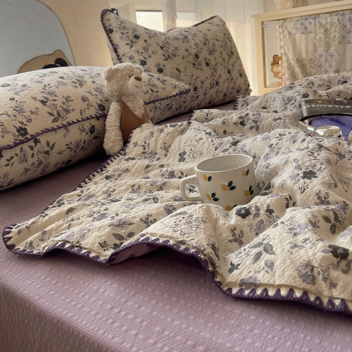 91家纺网 家纺一手货源 找家纺 几禾 2026春夏新款泡芙纱贝壳边夏被夏凉被空调被四件套 欧包-小猫秘境紫