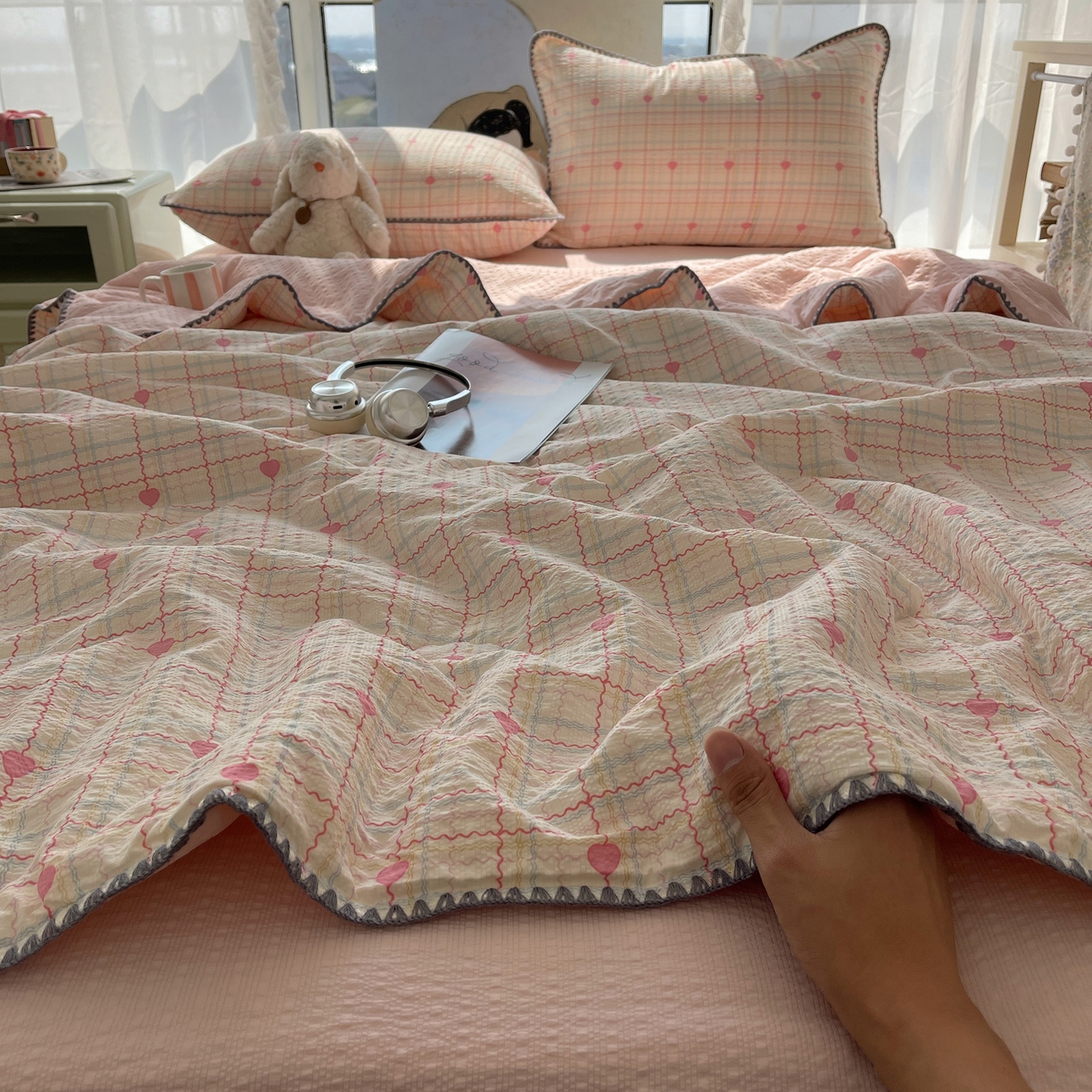 91家纺网 家纺一手货源 找家纺 几禾 2026春夏新款泡芙纱贝壳边夏被夏凉被空调被四件套 欧包-格格心