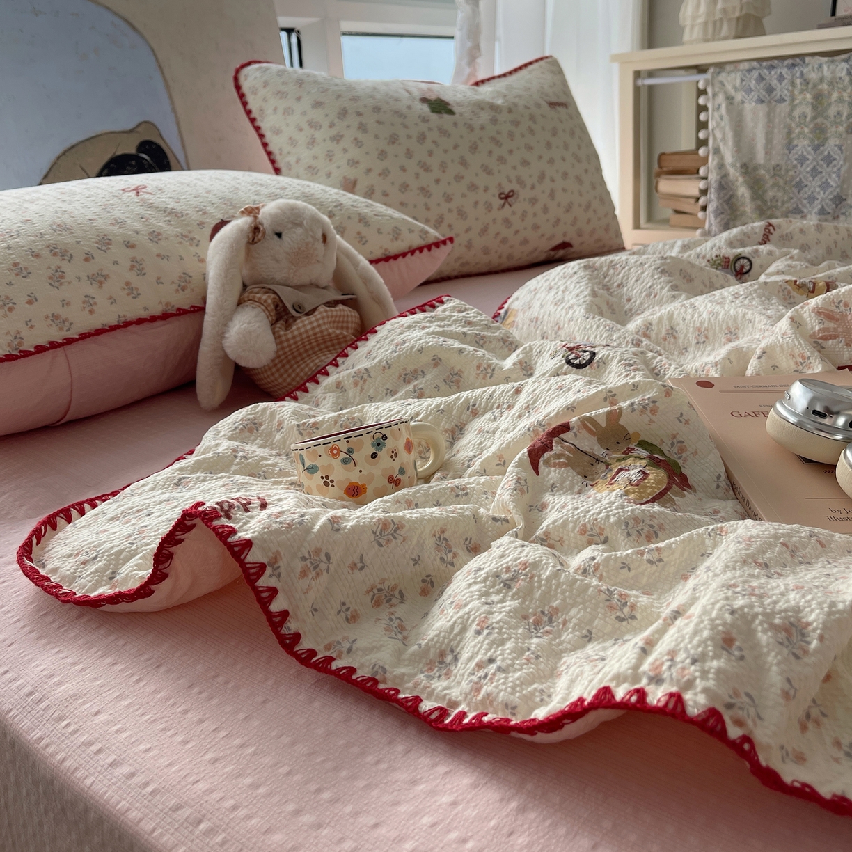 91家纺网 家纺一手货源 找家纺 几禾 2026春夏新款泡芙纱贝壳边夏被夏凉被空调被四件套 欧包-躲雨小兔