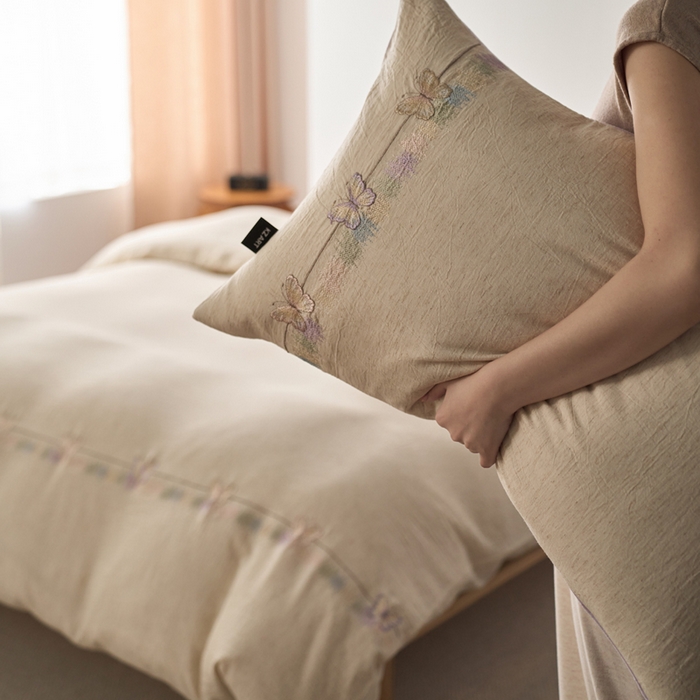 91家纺网 家纺一手货源 找家纺 卡姿家纺 2026春夏天丝棉麻裸感超柔四件套— 梦蝶 梦蝶米白