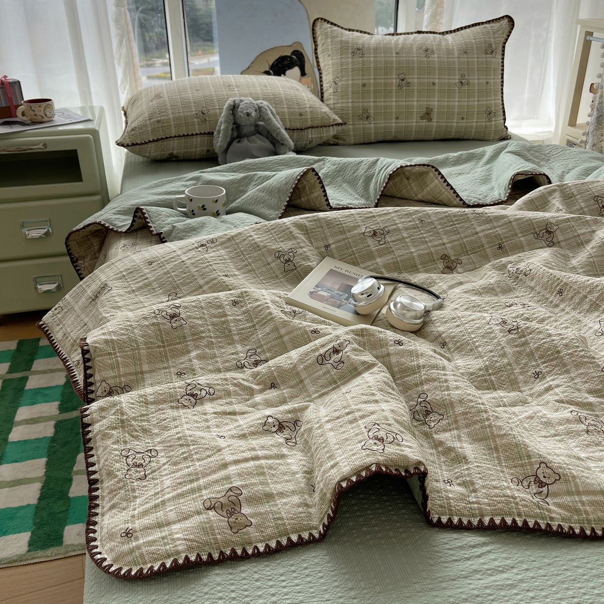 91家纺网 家纺一手货源 找家纺 几禾 2026春夏新款泡芙纱贝壳边夏被夏凉被空调被四件套 欧包-青棕格纹熊