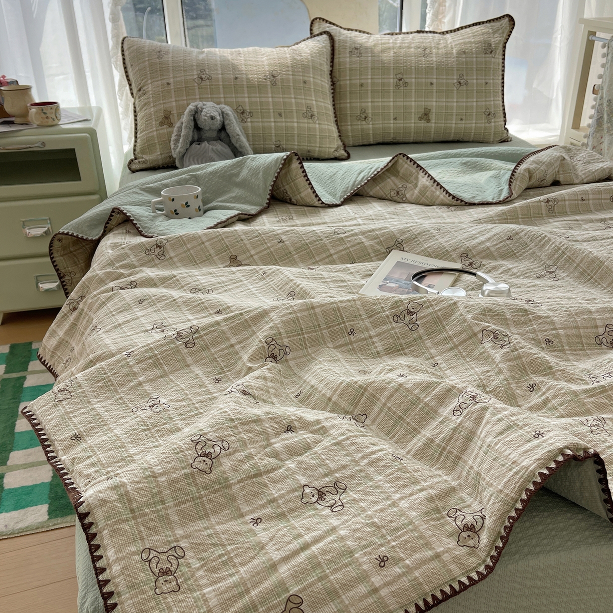 91家纺网 家纺一手货源 找家纺 几禾 2026春夏新款泡芙纱贝壳边夏被夏凉被空调被四件套 欧包-青棕格纹熊