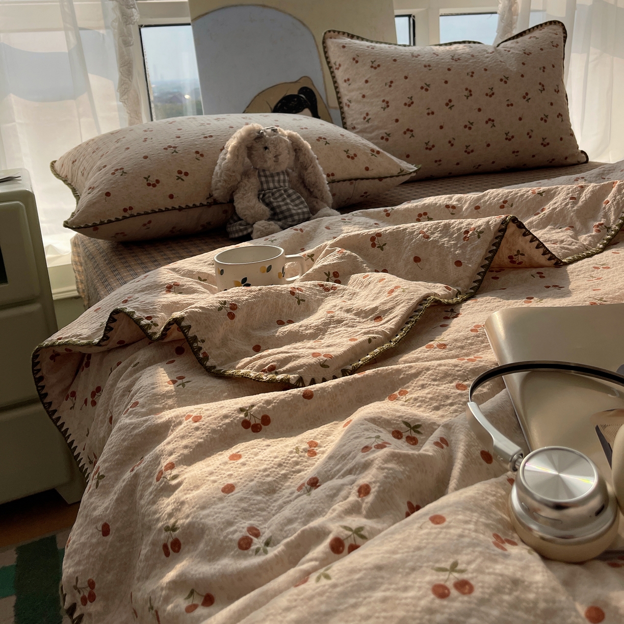 91家纺网 家纺一手货源 找家纺 几禾 2026春夏新款泡芙纱贝壳边夏被夏凉被空调被四件套 欧包-酒渍樱桃