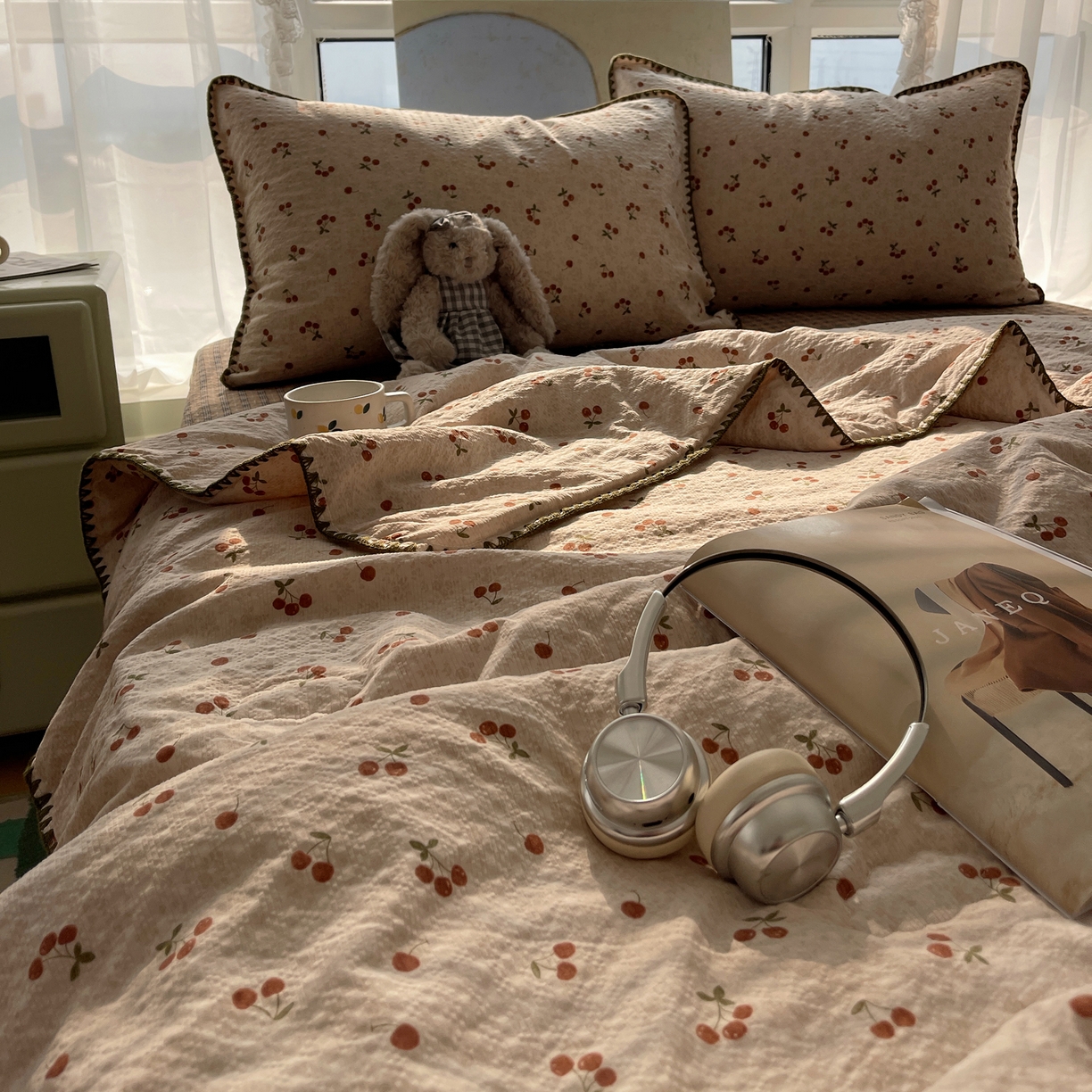 91家纺网 家纺一手货源 找家纺 几禾 2026春夏新款泡芙纱贝壳边夏被夏凉被空调被四件套 欧包-酒渍樱桃