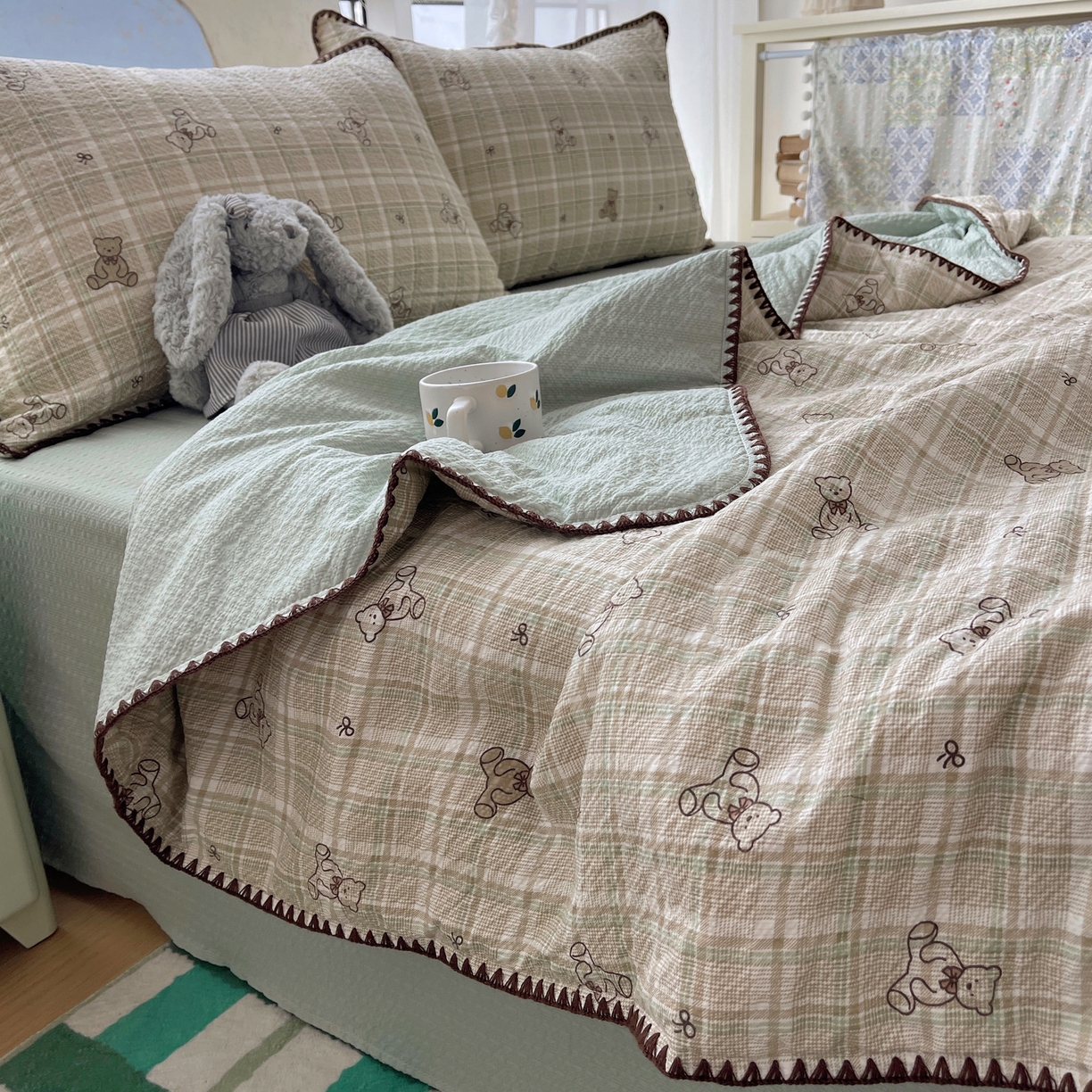91家纺网 家纺一手货源 找家纺 几禾 2026春夏新款泡芙纱贝壳边夏被夏凉被空调被四件套 欧包-青棕格纹熊