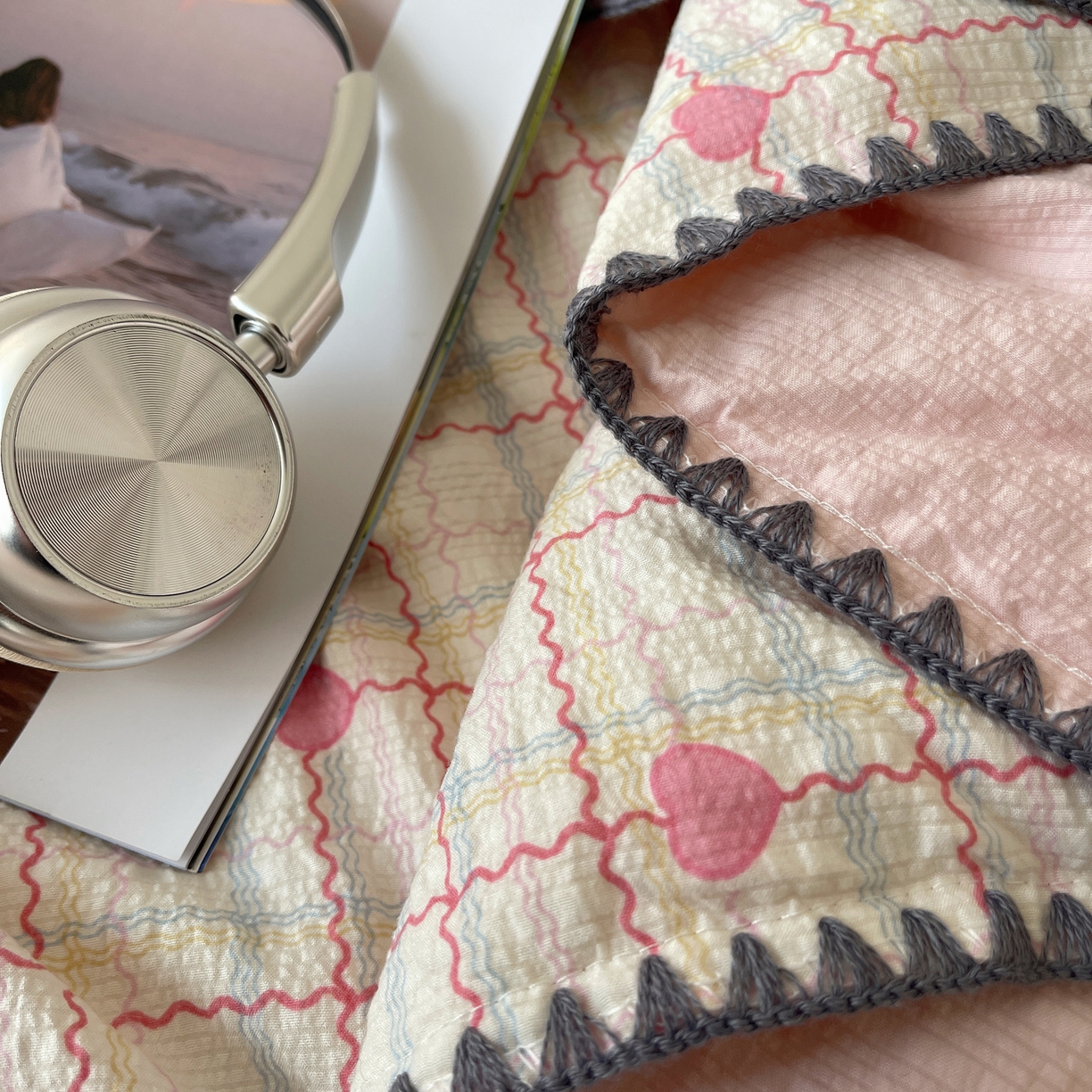 91家纺网 家纺一手货源 找家纺 几禾 2026春夏新款泡芙纱贝壳边夏被夏凉被空调被四件套 欧包-格格心