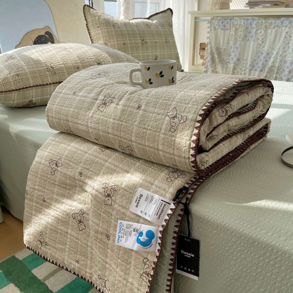 91家纺网 家纺一手货源 找家纺 几禾 2026春夏新款泡芙纱贝壳边夏被夏凉被空调被四件套 欧包-青棕格纹熊