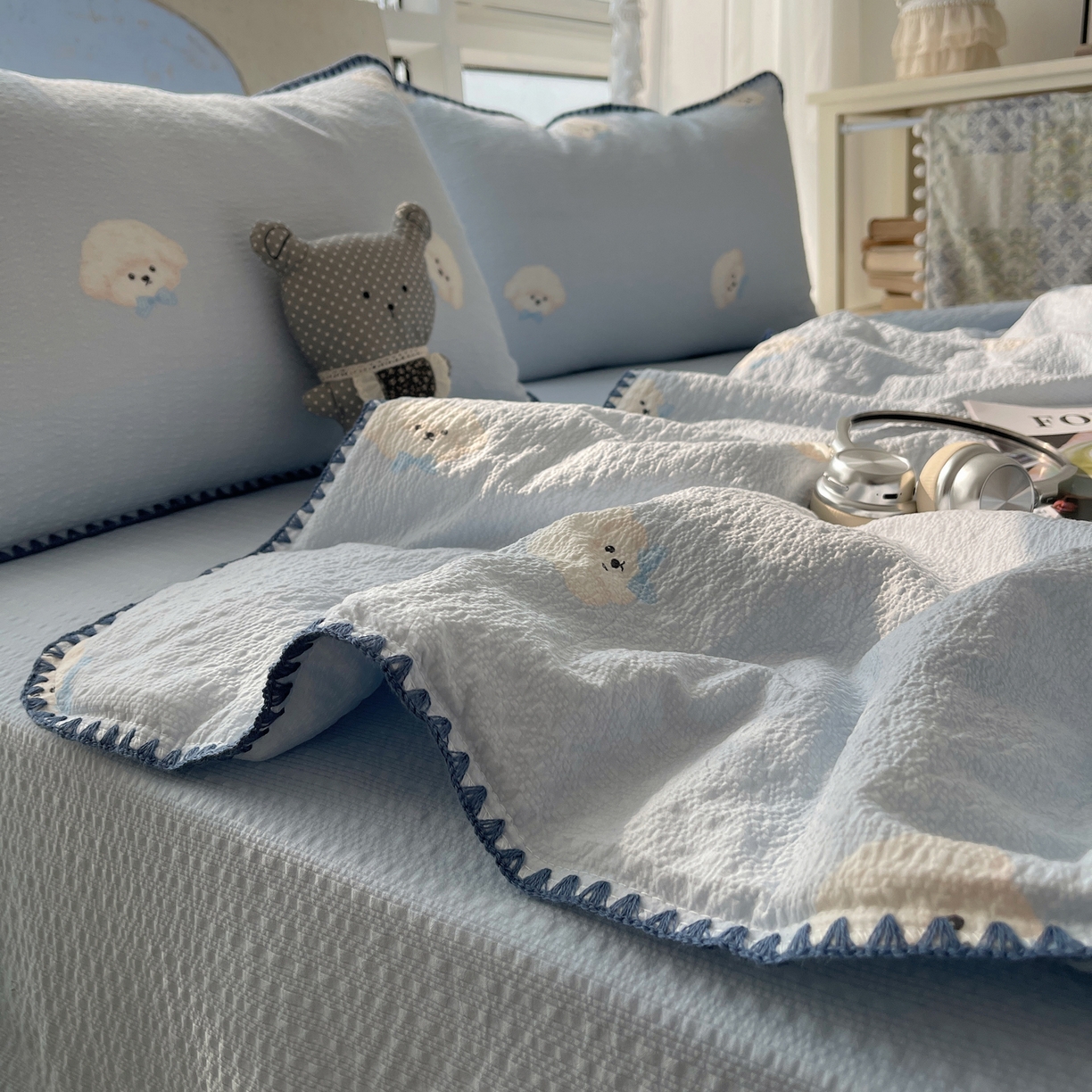 91家纺网 家纺一手货源 找家纺 几禾 2026春夏新款泡芙纱贝壳边夏被夏凉被空调被四件套 欧包-蓝领结狗