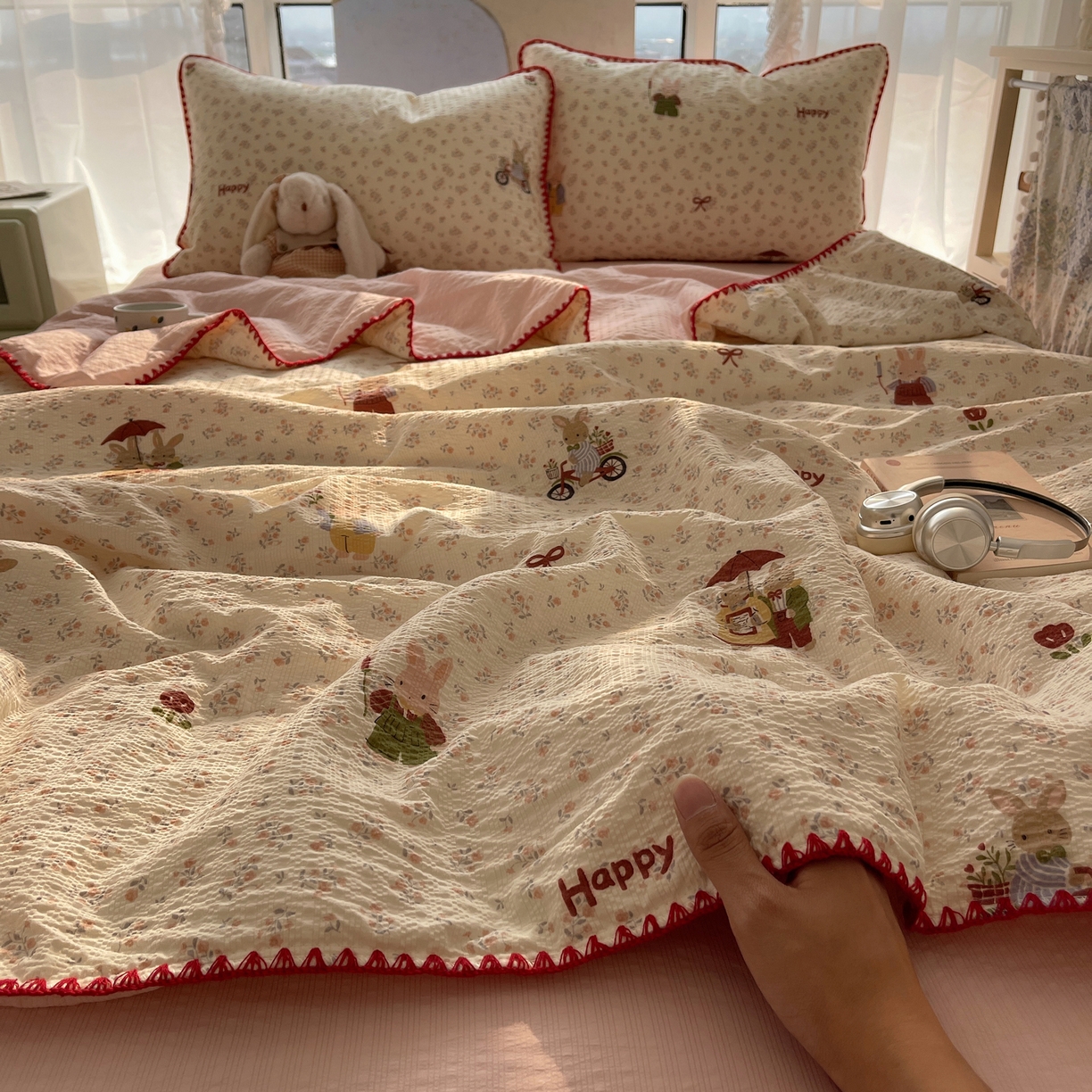 91家纺网 家纺一手货源 找家纺 几禾 2026春夏新款泡芙纱贝壳边夏被夏凉被空调被四件套 欧包-躲雨小兔