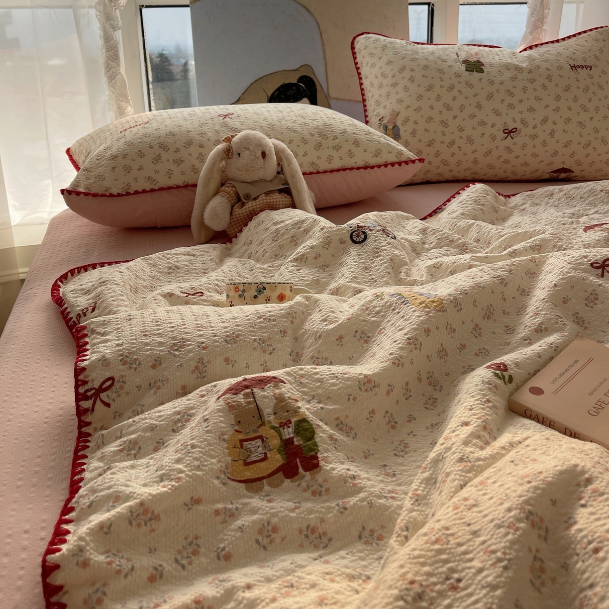 91家纺网 家纺一手货源 找家纺 几禾 2026春夏新款泡芙纱贝壳边夏被夏凉被空调被四件套 欧包-躲雨小兔
