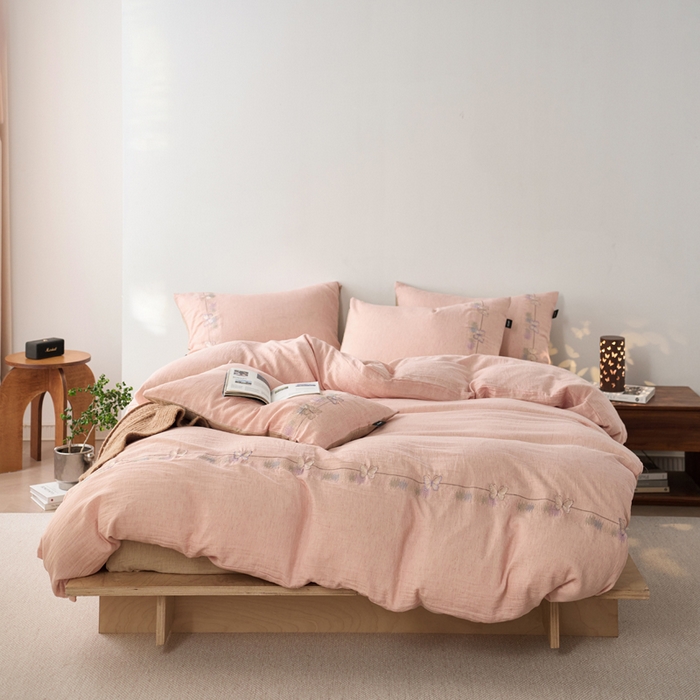 91家纺网 家纺一手货源 找家纺 卡姿家纺 2026春夏天丝棉麻裸感超柔四件套— 梦蝶 梦蝶浅粉