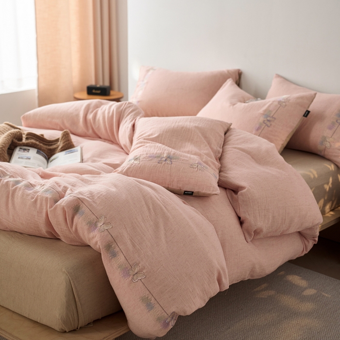 91家纺网 家纺一手货源 找家纺 卡姿家纺 2026春夏天丝棉麻裸感超柔四件套— 梦蝶 梦蝶浅粉