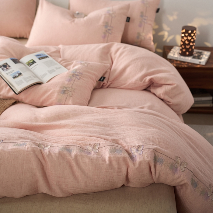 91家纺网 家纺一手货源 找家纺 卡姿家纺 2026春夏天丝棉麻裸感超柔四件套— 梦蝶 梦蝶浅粉