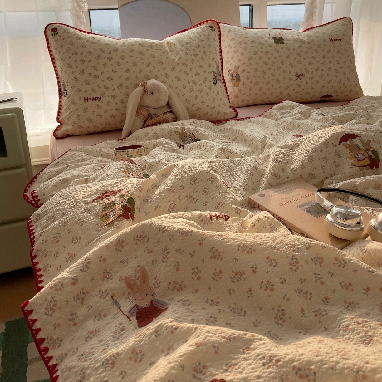 91家纺网 家纺一手货源 找家纺 几禾 2026春夏新款泡芙纱贝壳边夏被夏凉被空调被四件套 欧包-躲雨小兔