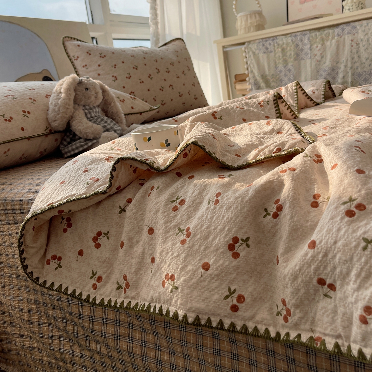 91家纺网 家纺一手货源 找家纺 几禾 2026春夏新款泡芙纱贝壳边夏被夏凉被空调被四件套 欧包-酒渍樱桃