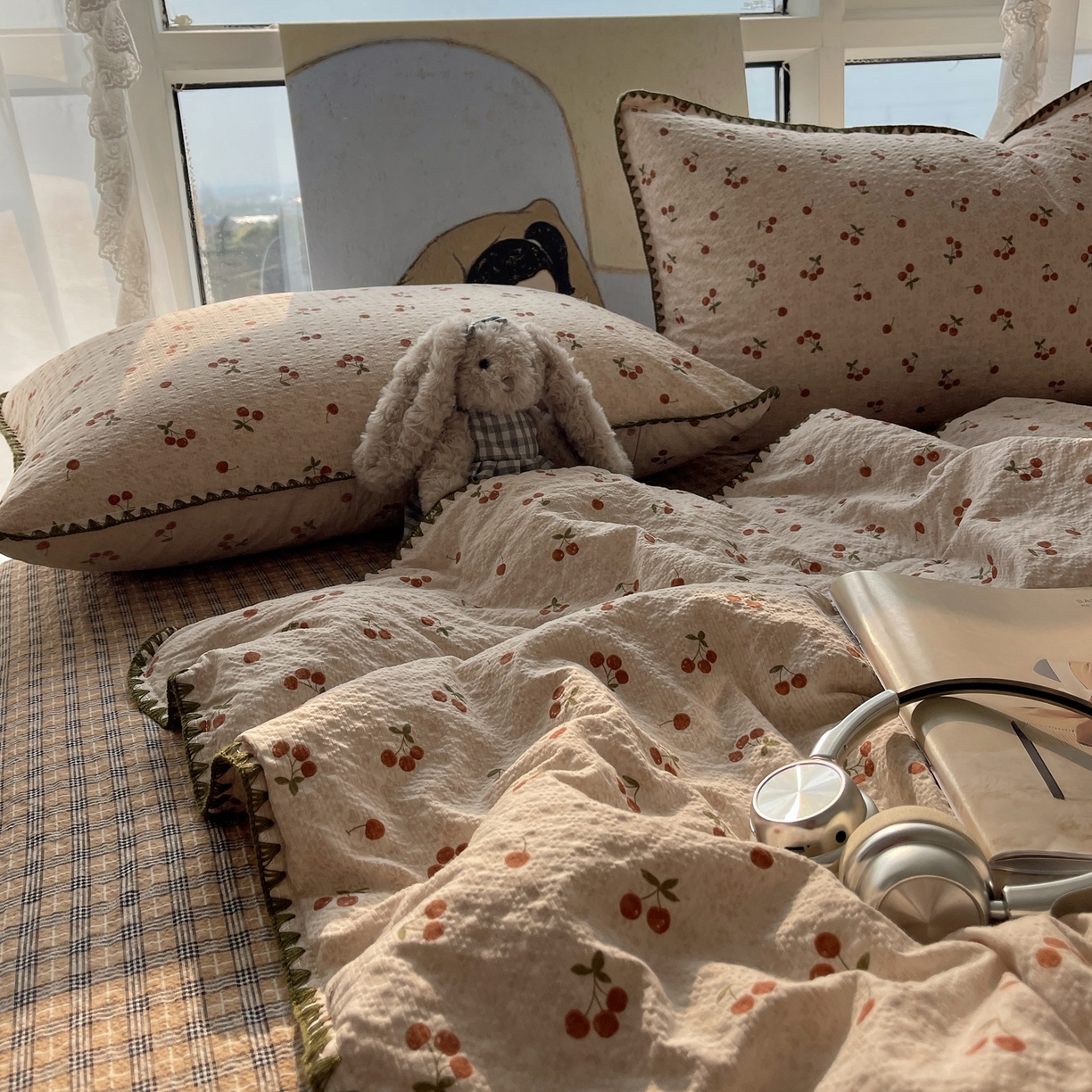 91家纺网 家纺一手货源 找家纺 几禾 2026春夏新款泡芙纱贝壳边夏被夏凉被空调被四件套 欧包-酒渍樱桃