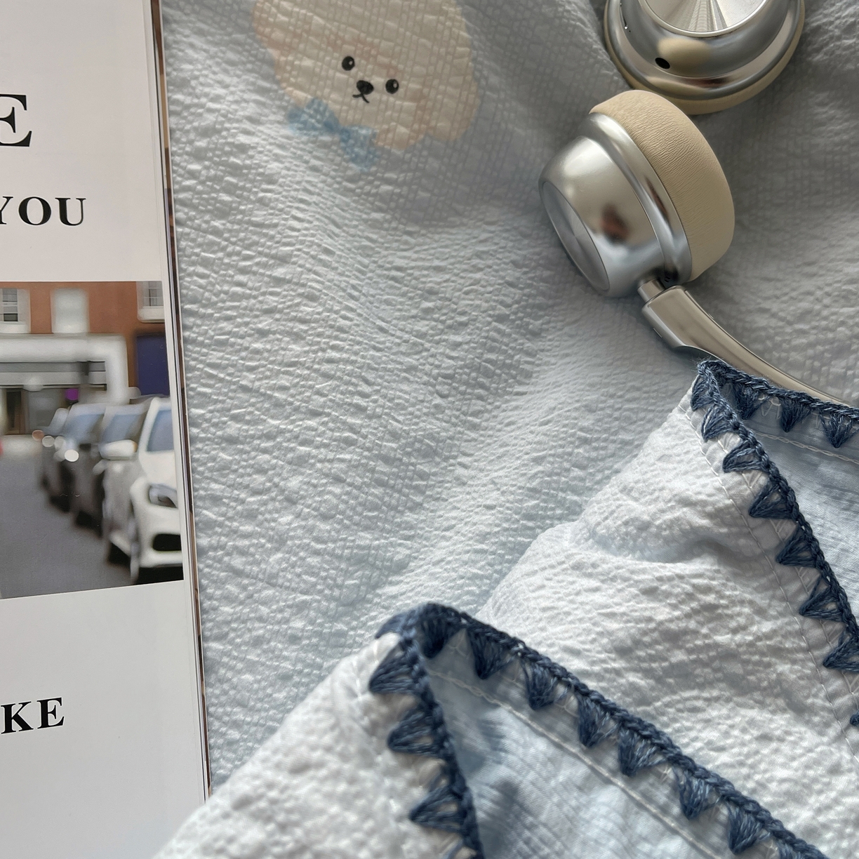 91家纺网 家纺一手货源 找家纺 几禾 2026春夏新款泡芙纱贝壳边夏被夏凉被空调被四件套 欧包-蓝领结狗