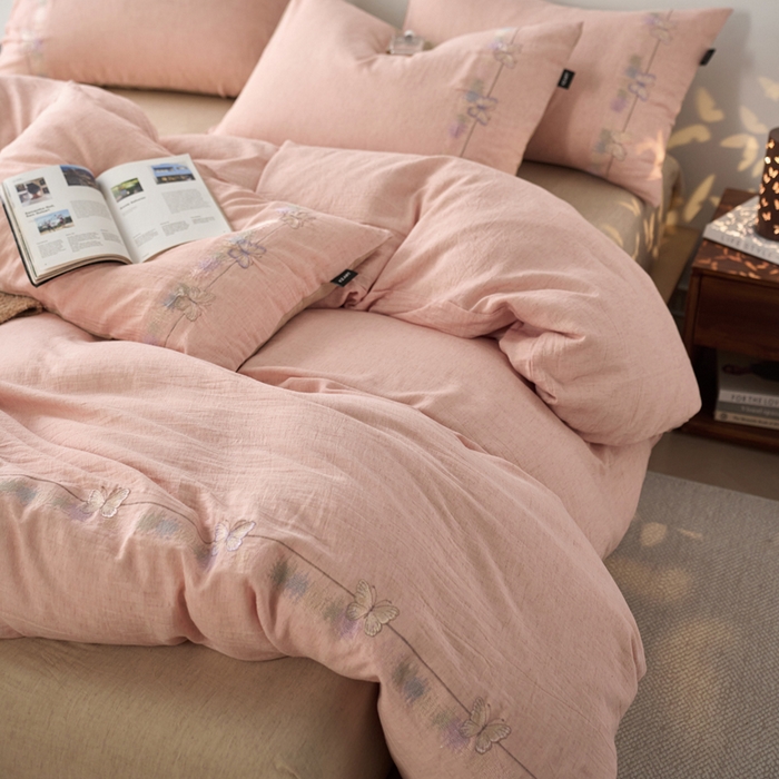 91家纺网 家纺一手货源 找家纺 卡姿家纺 2026春夏天丝棉麻裸感超柔四件套— 梦蝶 梦蝶浅粉